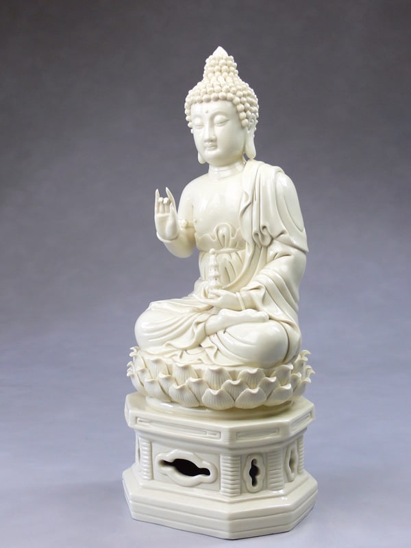 Blanc-de-Chine "Die Drei Amithabas - Der Wissende"