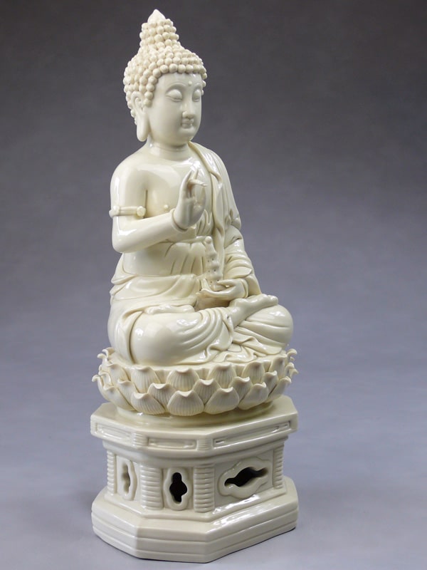 Blanc-de-Chine "Die Drei Amithabas - Der Wissende"