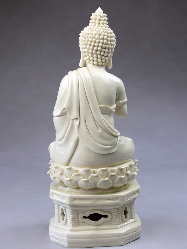 Blanc-de-Chine "Die Drei Amithabas - Der Wissende"