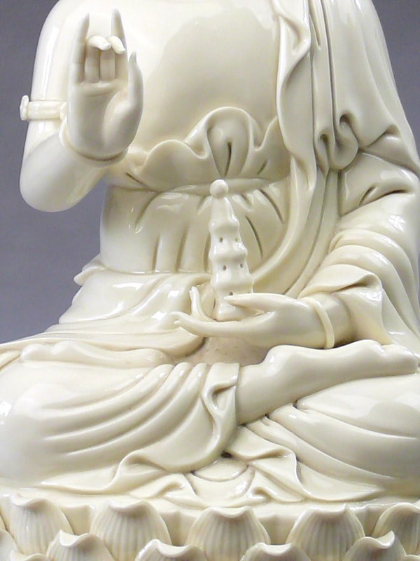 Blanc-de-Chine "Die Drei Amithabas - Der Wissende"