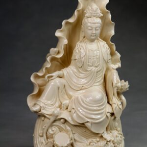 Blanc-de-Chine "Guanyin auf Lotusthron"