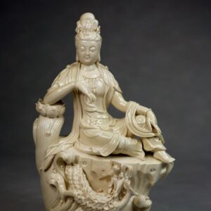 Blanc-de-Chine "Anmutige Guanyin auf Drachensockel"