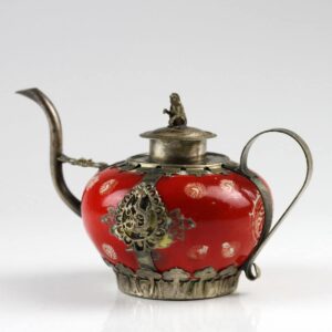 Chinesische Porzellankanne mit Messingornamenten "Affe", Zierkanne