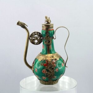 Hohes Porzellan-Kännchen mit Messingornamenten "Affe"