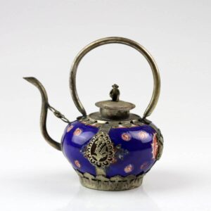 Porzellan-Kännchen mit Messingornamenten, Zierkanne blau